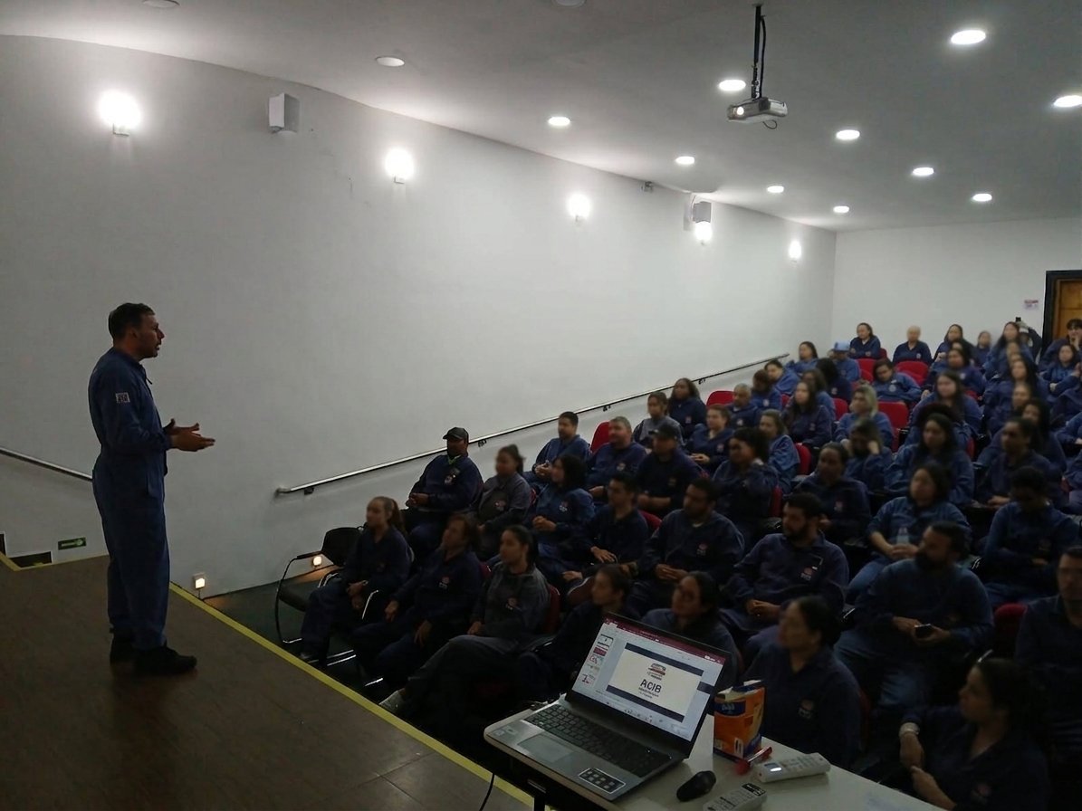 Instrutor da LiraSafety ministrando treinamento.